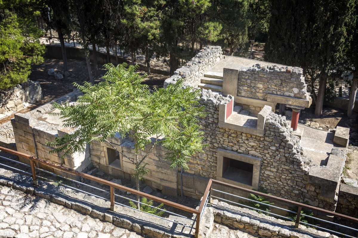 First Entrance Knossos Fully Guided Tour with Tickets Included