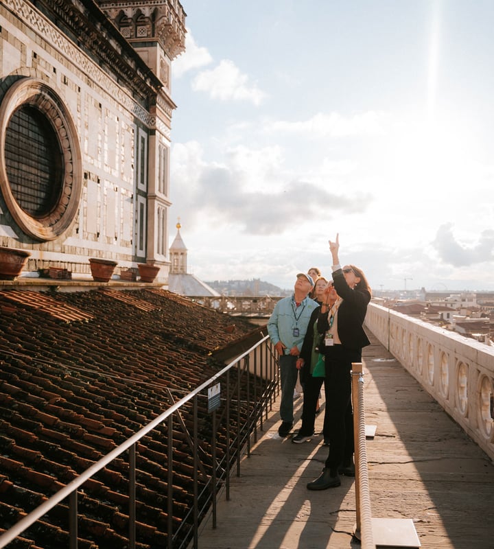 Walks Florence Alone in Duomo 0107